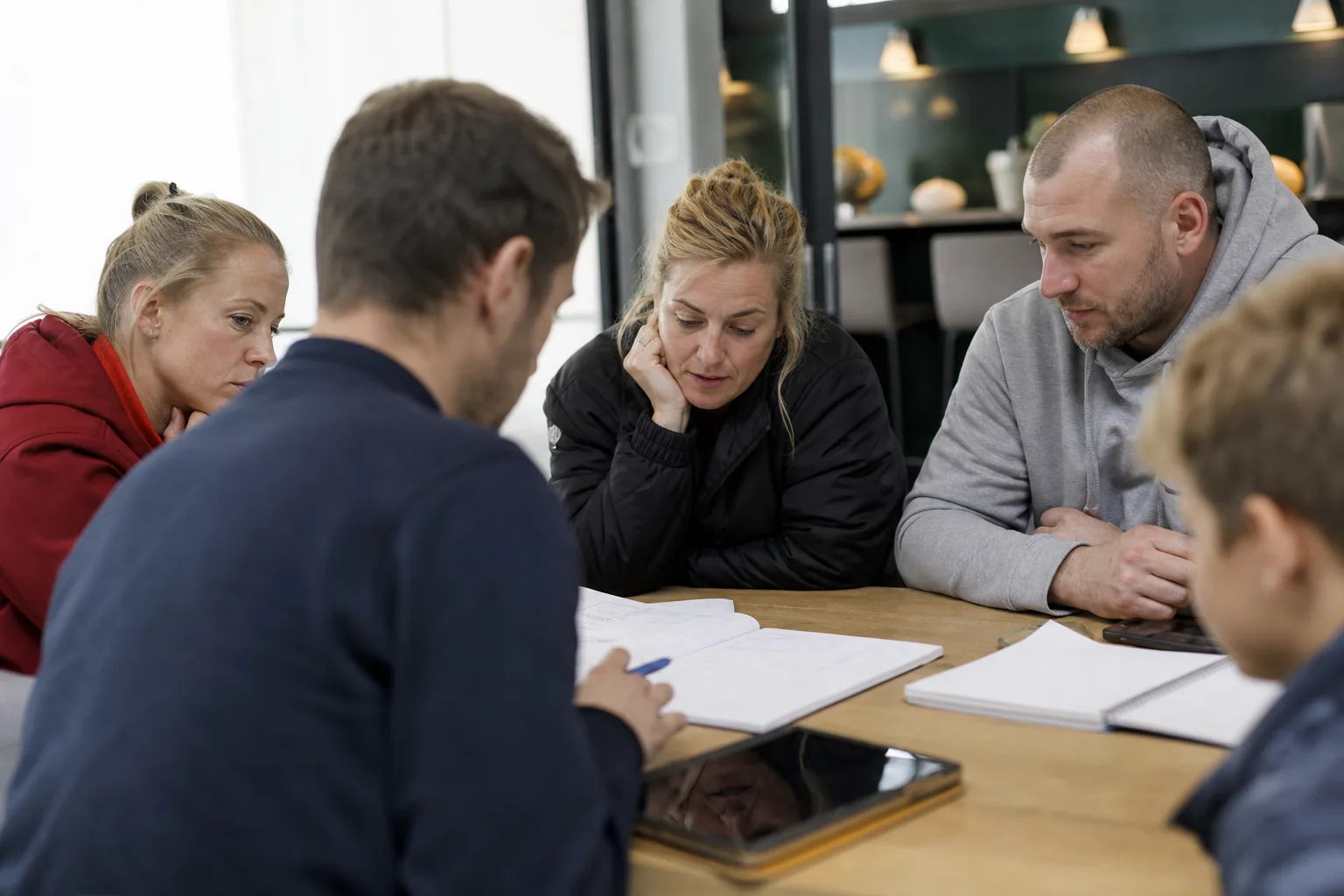Een Nederlandse sportclub of leslokaal. Beeld bij het artikel: Hoe stel je een maandrapport op dat ouders van begin tot eind lezen?
